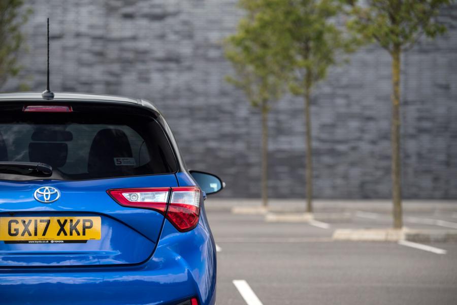 Детали экстерьера Toyota Yaris Bi-Tone 2017 года  (UK) (фото 34 из 40)